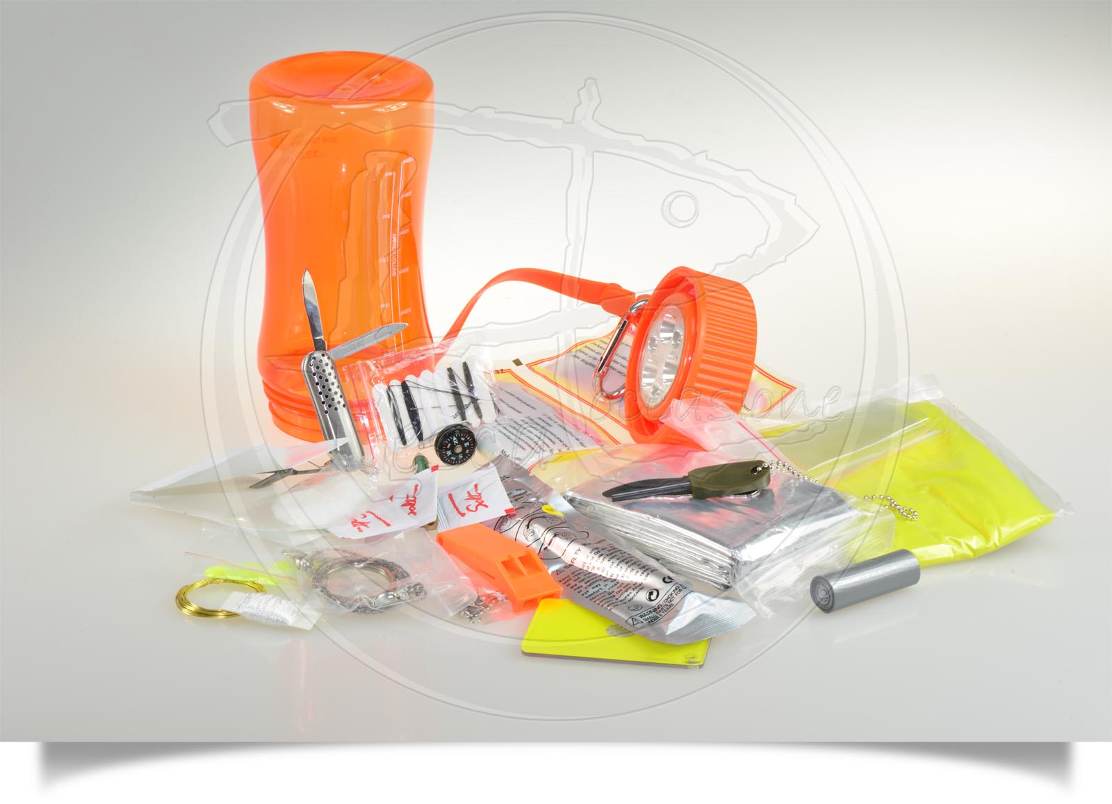 kit-sopravvivenza-con-borraccia-aperta.jpg