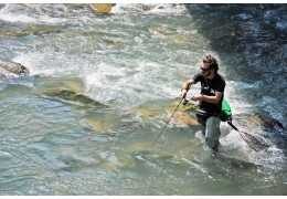 Pesca giratoria en el arroyo en primavera.